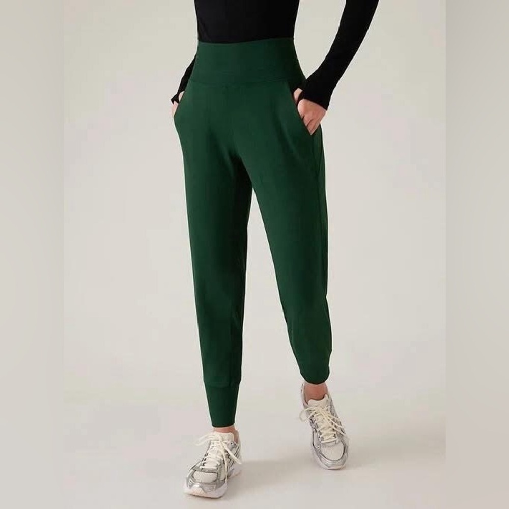 NWT - ATHLETA - VENICE JOGGER in Seaweed Snack Green.  Zip pockets. XS